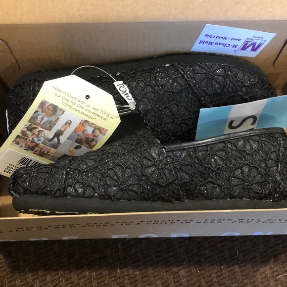 Toms Other - Toms Classic Black Crochet Glitter Sz Y12